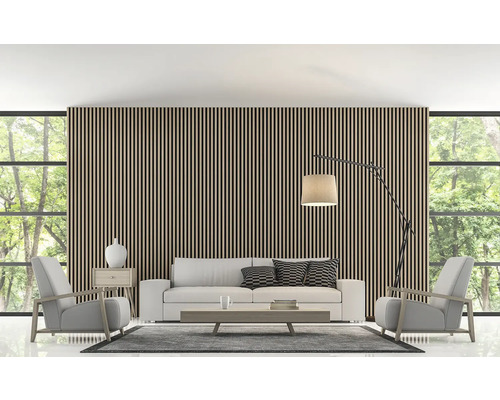 Living cu perete lamelar, canapea, fotolii și lampă de podea