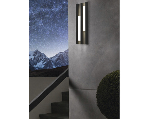 Lumină de perete cu surse de lumină integrate pe un perete de casă