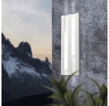 Lumină de perete cu LED dreptunghiulară pe un perete gri.