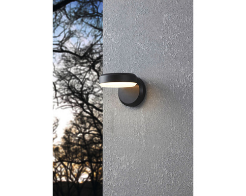 Lumină de perete pentru iluminat exterior montată pe un perete