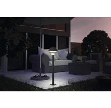 Lampa decorativă de grădină iluminează terasa