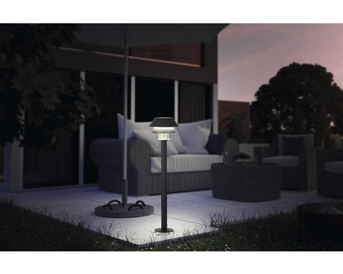 Lampa decorativă de grădină iluminează terasa