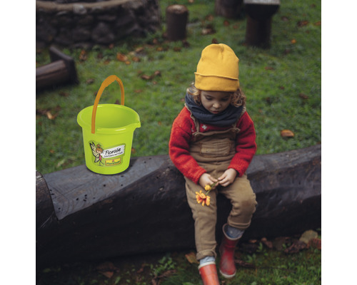 Găleată de plastic cu mâner și imprimeu lângă un copil