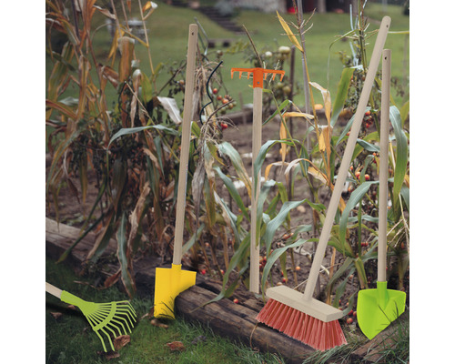 Unelte de grădinărit precum greble, mături și lopeți în grădină