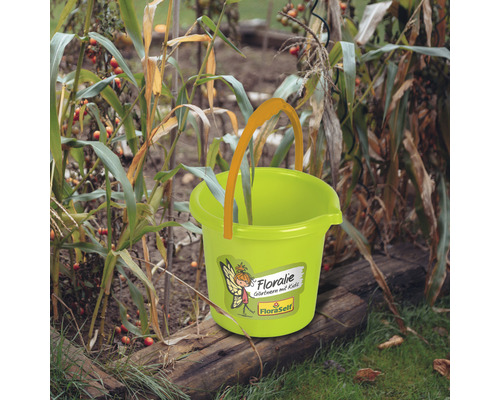 Găleată de grădină din plastic cu mâner în grădină