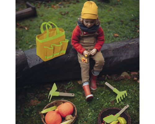 Scenă cu unelte de grădinărit, o geantă și un copil așezat pe un trunchi de copac