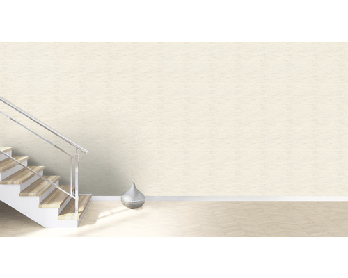 Cameră luminoasă cu scară, vază argintie și tapet bej.