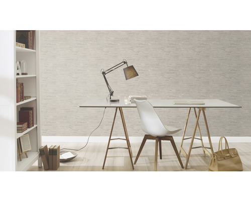 Cameră de lucru cu birou, lampă de birou, scaun, bibliotecă și tapet bej texturat