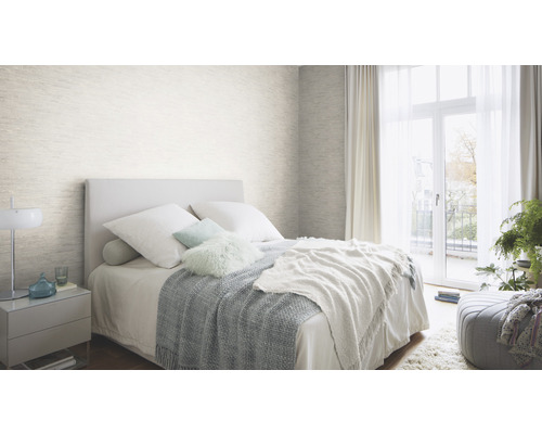 Dormitor luminos cu pat, noptieră și tapet texturat