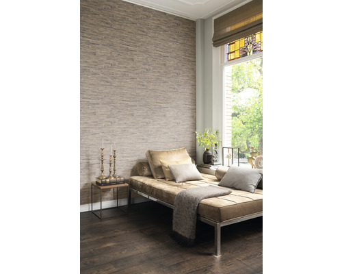 Living cu tapet de perete din piatră, canapea și fereastră