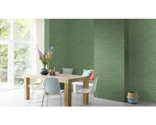 Sufragerie cu masă, scaune și design de perete cu tapet structurat