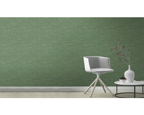 Cameră decorativă cu tapet cu model, scaun și măsuță laterală