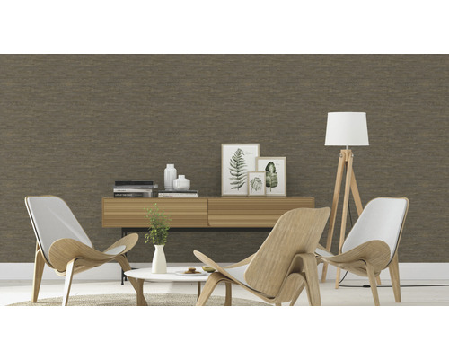 Living cu tapet maro, două fotolii și o comodă cu decorațiuni