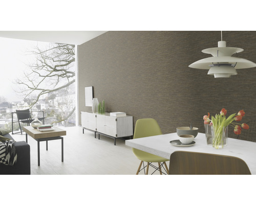 Cameră de zi luminoasă cu tapet decorativ, masă de sufragerie și canapea