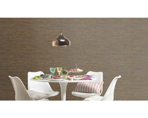 Sufragerie cu plăci de perete cu aspect de lemn, masă de sufragerie, scaune și lampă suspendată