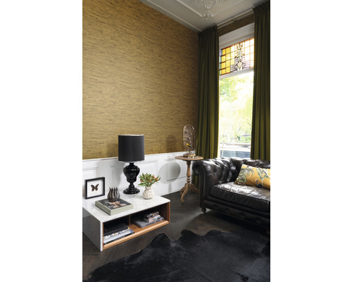 Living cu tapetă, canapea, covor și masă