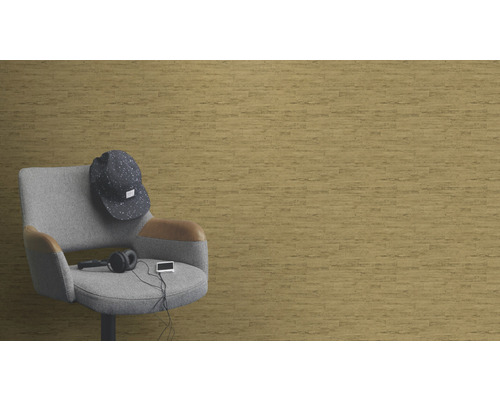 Decor de perete cu tapet de plută, atmosferă primitoare cu scaun, șapcă, căști și player muzical