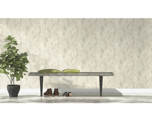 Cameră luminoasă cu tapet cu model, bancă, pantofi și plantă de interior.