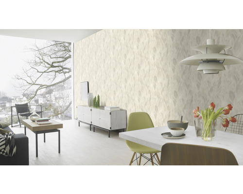 Cameră de zi cu tapet cu model, masă de sufragerie și bufet lateral