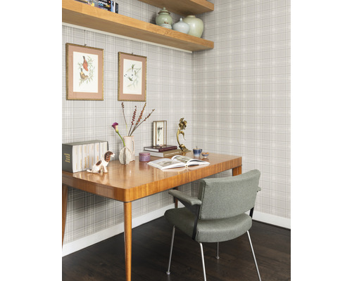 Spațiu de birou cu birou, scaun și tapet în carouri