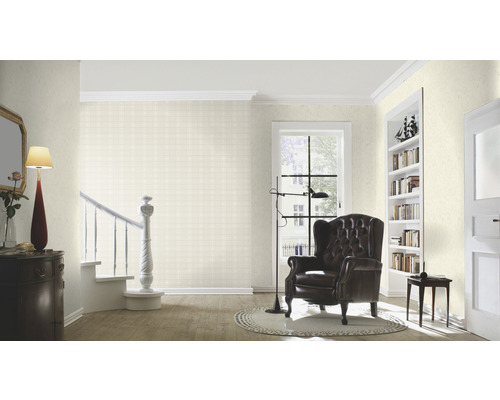 Cameră de zi cu fotoliu, lampă de podea și scară cu tapet cu model