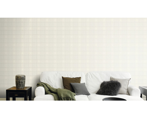 Cameră de zi cu canapea albă și tapet cu model în carouri