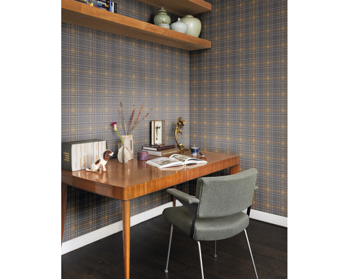 Birou cu birou, scaun, rafturi și tapet în carouri
