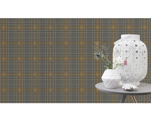 Natură statică decorativă cu tapet în carouri în fundal