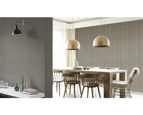 Sufragerie cu tapet în carouri, masă din lemn și lămpi suspendate