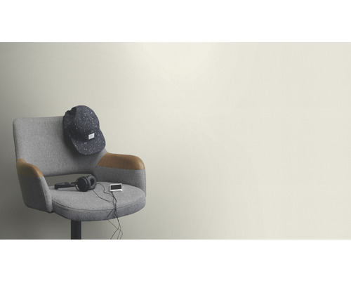 Obiecte de interior pe un scaun de birou gri: șapcă, căști și player MP3