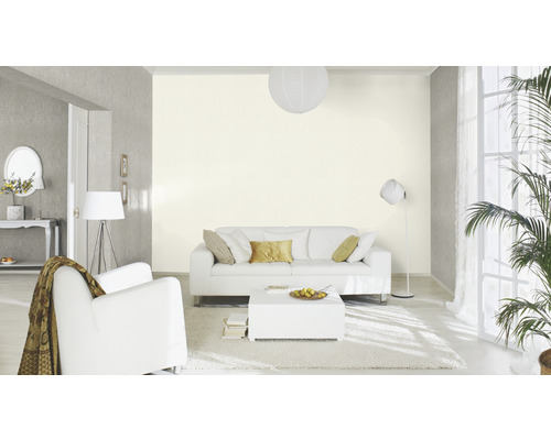 Cameră de zi cu canapea, fotoliu, măsuță de cafea, lampă de podea și plantă de interior