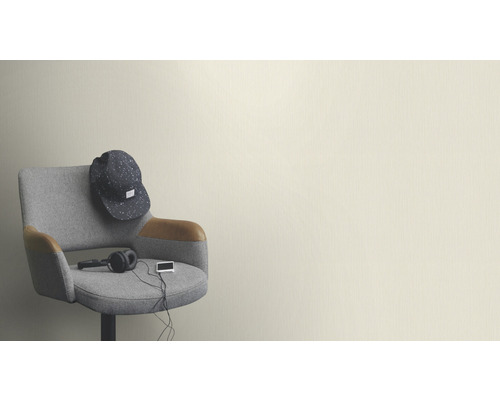 Scaun gri cu accesorii în fața unui perete