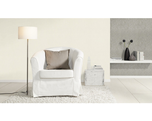 Scenă de sufragerie cu fotoliu, lampadar și decorațiuni