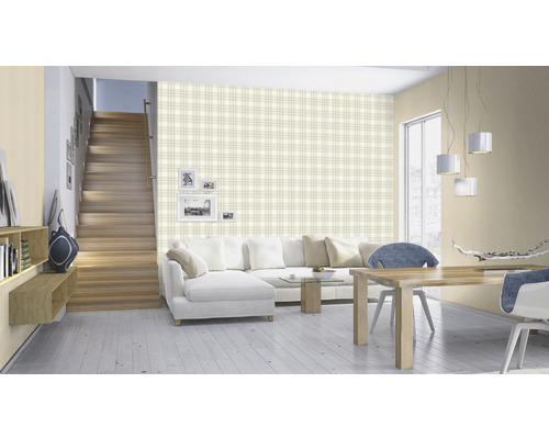 Living cu scară, canapea, masă de sufragerie, scaune și tapet cu model în carouri