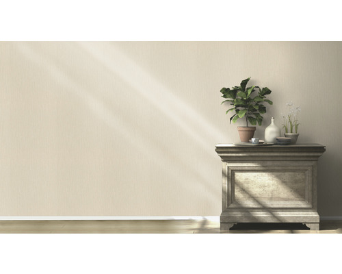 Decor de perete cu masă de flori și plante în ghivece pentru o ambianță luminoasă și organizată.