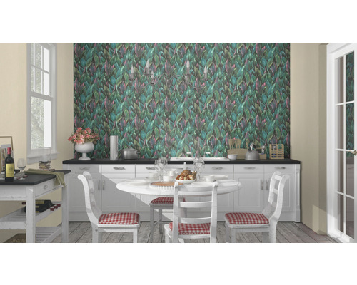 Bucătărie cu masă, scaune și tapet cu model de frunze