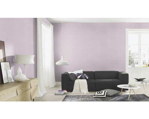 Living luminos cu canapea, masă și design decorativ pe perete