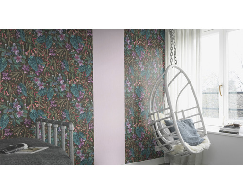 Cameră decorată cu tapet cu model, scaun suspendat și pat