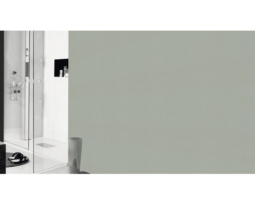 Baie modernă cu duș la nivelul pardoselii și perete gri