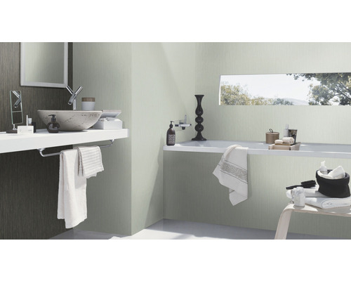 Baie luminoasă cu lavoar, oglindă și cadă pentru un ambient curat și modern.