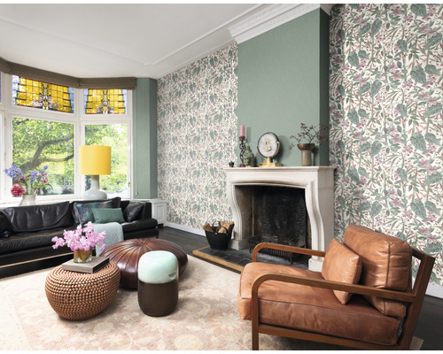 Cameră de zi luminoasă cu tapet floral, șemineu și mobilier din piele pentru o atmosferă confortabilă
