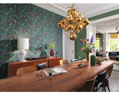 Sufragerie cu masă, scaune, comodă, lampă, tapet și candelabru