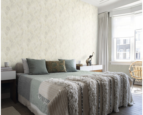 Dormitor cu tapet cu model și pat