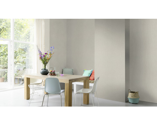 Sufragerie luminoasă cu masă din lemn, scaune și tapet cu model