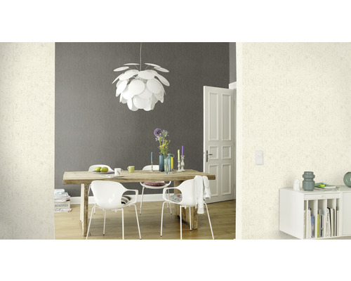 Sufragerie cu masă din lemn, scaune albe și lampă suspendată modernă