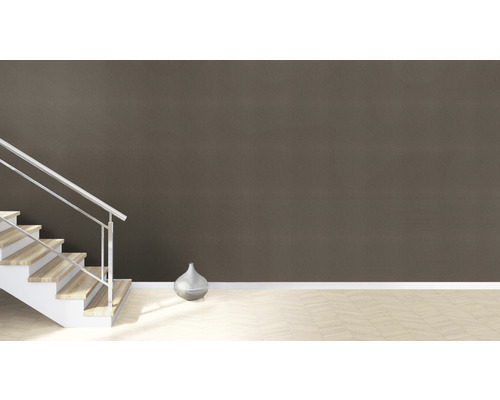 Scară cu trepte din lemn, balustradă metalică și o vază în cameră