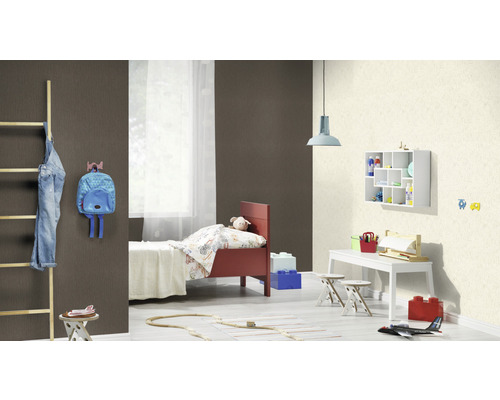 Cameră de copii cu pat, birou, jucării și decorațiuni