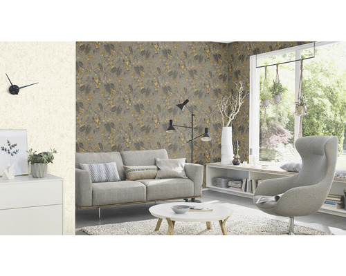 Cameră de zi luminoasă cu canapea, fotoliu, masă și tapet cu model pentru o atmosferă confortabilă