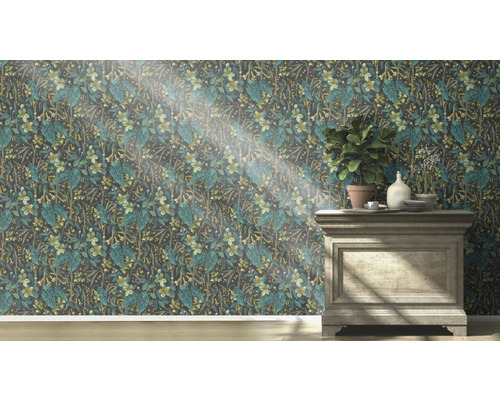 Tapet cu model floral într-un interior cu o comodă