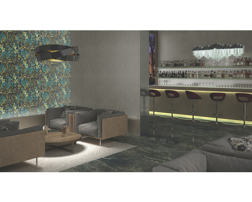 Zonă de lounge cu canapele, măsuță de cafea și bar în fundal.